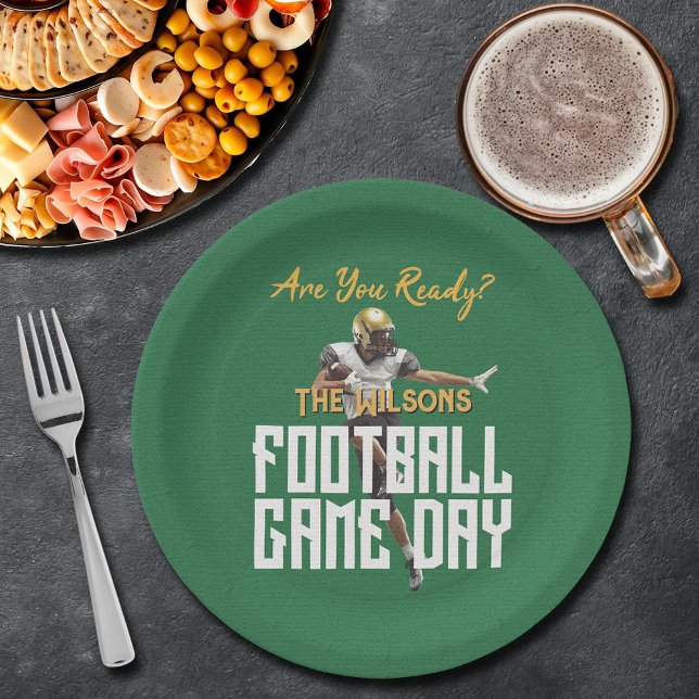 Prato De Papel Jogo sobre jogador de futebol em verde (Game on football player on green paper plates)