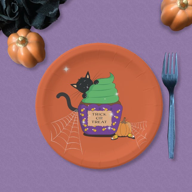 Prato de papel laranja de Halloween com gato preto (Cute orange Halloween paper plate with a black cat .)