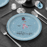 Prato De Papel Magic and Wonder Christmas Snowman Blue ID440<br><div class="desc">Belo design de papel de Natal minimalista, com um estilizado boneco de neve emoldurado em branco sobre um cadete azul espalhado com flocos de neve e estrelas. A elegante tipografia de tendências de 'Magic and Wonder' completa a design. Adicione seu nome para personalizar, se preferido. Procure ID440 para ver outros...</div>