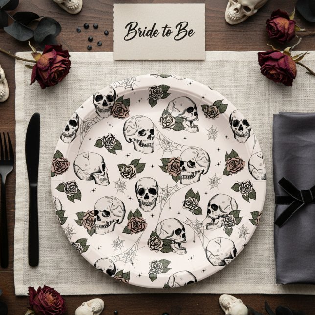 Prato De Papel Malhas e Rosas do Ivory Gothic Halloween (Elegant Floral Skulls Halloween Bridal Shower Paper Plates in Ivory. Chic Skull, Roses, Webs Pattern)