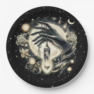Prato De Papel Mão Segurando um Cristal sob a Lua