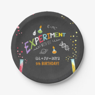 Prato De Papel Menino do laboratório da experiência das placas