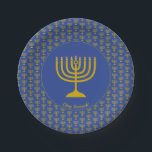 Prato De Papel MENORAH Personalizável do Hanukkah Azul do médio<br><div class="desc">Chapas de papel azul Elegante do MENORAH médio, mostrando com a menorah dourada falsa em um padrão ladrilhado. No centro, há uma imagem de uma grande menorah que é PERSONALIZÁVEL, para que você possa carregar sua própria imagem. Por baixo, o texto diz CHAG SAMEACH. Isso também é personalizável para que...</div>