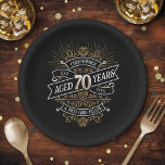 Prato De Papel Mens Funny Whiskey 70 Birthday<br><div class="desc">Celebre o grande 7-0 com estilo e humor com este design de aniversário inspirado no rótulo de uísque vintage. A tipografia negra, dourada e branca é ornamentado e elegante, dando-lhe um toque clássico de retrô-safra. Perfeito para o homem (ou para a mulher!) na sua vida que ama o seu uísque,...</div>