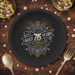 Prato De Papel Mens Funny Whiskey 75º Aniversário<br><div class="desc">Celebre o grande 7-5 com estilo e humor com este design de aniversário inspirado no rótulo de uísque vintage. A tipografia negra, dourada e branca é ornamentado e elegante, dando-lhe um toque clássico de retrô-safra. Perfeito para o homem (ou para a mulher!) na sua vida que ama o seu uísque,...</div>