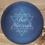 Prato De Papel Modern Bat Mitzvah Blue Star do Partido Personaliz<br><div class="desc">Belas e profundas sombras de azul escuro criam uma textura como a água nestas placas formais do Bat Mitzvah. Escrita elegante e minimalista em decoração com o nome da sua filha na sutil Estrela de David para uma celebração judaica.</div>