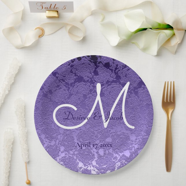 Prato De Papel Monograma de Casamento Branco Roxo Elegante (Casamento)