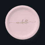 Prato De Papel Monograma Mínimo Elegante em Dourado com Letra em<br><div class="desc">Pratos de papel cor rosa bege com monograma em ouro, elegante e minimalista, com nome personalizado e letra moderna. Apresentando o primeiro nome em uma linda caligrafia com fonte de cauda swash (ou tipografia) em ouro sobre um fundo cor rosa bege ou rosa bebê. São fáceis de personalizar. Ótimos para...</div>