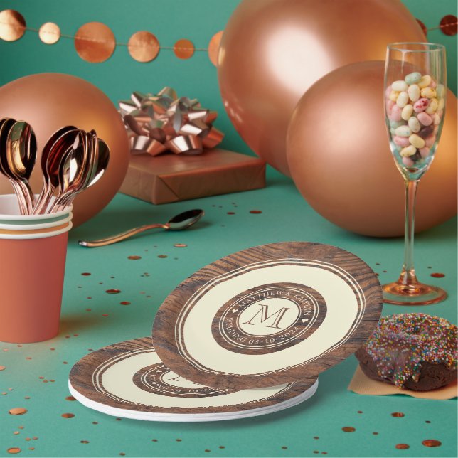 Prato De Papel Monograma Russo do Coração Casado no Círculo DarkW (Múltiplo)