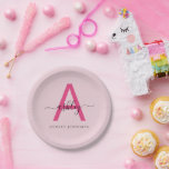 Prato De Papel Nome de Monograma de Rapariga de Script Moderno Ro<br><div class="desc">Eleve seu evento com essas placas de papel sofisticadas e na moda, com um design de monograma em negrito. A combinação de uma inicial rosa-quente com a escrita personalizada do seu nome cria uma estética moderna, mas eterno, que equilibra perfeitamente a elegância com o talento. Ideal para celebrações que exigem...</div>