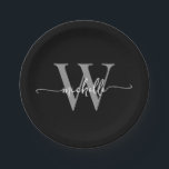 Prato De Papel Nome de Monograma Personalizado com Grafia Moderna<br><div class="desc">Pratos de papel personalizados com monograma inicial preto e cinza, simples e elegante, com nome ou iniciais em letra cursiva. Este design apresenta seu primeiro nome em uma linda tipografia de letra manuscrita com rabiscos (ou caligrafia) com monograma inicial em cinza e branco sobre preto. São fáceis de personalizar. Ótimos...</div>