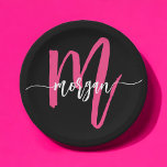 Prato De Papel Nome do Monograma da Rapariga Preta-Rosa Quente<br><div class="desc">Adicione um toque de chic às suas comemorações com as nossas placas de papel de nome de moto-giro, cor-de-rosa-quente, com nome de moto! Apresentando um vibrante design cor-de-rosa-quente, essas placas são personalizadas com seu nome em um roteiro elegante moderno para um toque na moda, personalizado. Perfeitos para aniversários, festas, ou...</div>