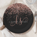 Prato De Papel Nome do Monograma do Glitter Glitter Cor-de-Rosa r<br><div class="desc">Placa de papel Elegante para monograma com brilho Dourado Glitter. Personalize facilmente este design de placa de papel chic em moda,  com brilho brilhante rosa-ouro elegante sobre fundo preto. O design apresenta seu monograma manuscrito com espirais bonito e seu nome.</div>