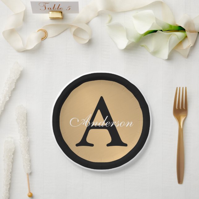 Prato De Papel Nome Personalizado Botão Metálico Dourado Monogram (Casamento)