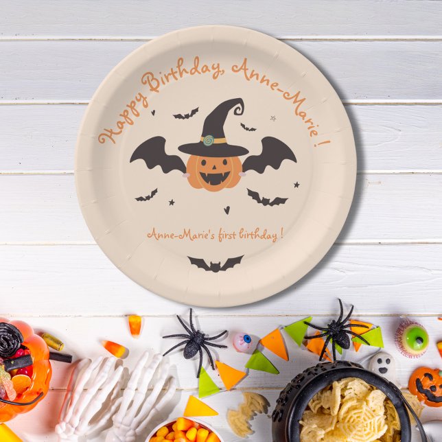 Prato De Papel Nossa Pequena Abóbora está virando um Aniversário (Our little pumpkin is turning one Halloween birthday party Plate for a Fall Halloween birthday party)