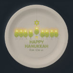 Prato De Papel Olive Hanukkah Menorah<br><div class="desc">Um grupo de azeitonas divertidas se reúnem para uma sessão de fotos e formam uma menorah para enviar uma saudação feliz ao Chanucá.</div>