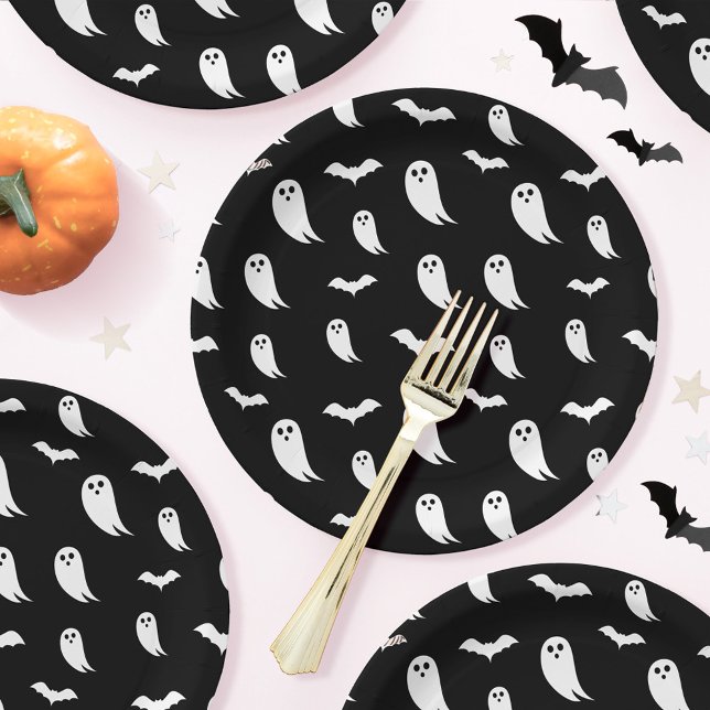 Prato De Papel Padrão de fantasma e morcegos do Halloween preto e (Black & White Halloween Ghost & Bats Pattern Paper Plates)