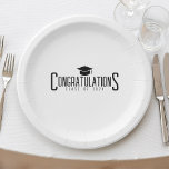 Prato De Papel Parabéns Brancos E Pretos Classe De Graduação<br><div class="desc">Chapas de papel de parabéns branco e preto para uma festa de formatura. Design apresenta um texto de limite quadrado triplo,  boné de formatura e ano de graduação personalizável. Personalize-o com a sua classe de ano. Adaptação para qualquer tipo de licenciatura: segundo grau,  universidade/universidade,  enfermagem,  etc.</div>