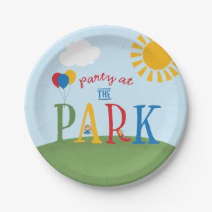 Prato De Papel Partido na placa do bolo de aniversário do parque
