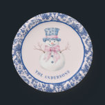 Prato De Papel Pink & Blue Christmas Snowman W/ Damask Border<br><div class="desc">Este design de Natal tem um design pré-filhote do milênio apresentando um boneco de neve em um pote Chinoiserie azul e branco sobre um fundo cor-de-rosa pincelado com uma borda azul marinho damask ao redor da borda.</div>