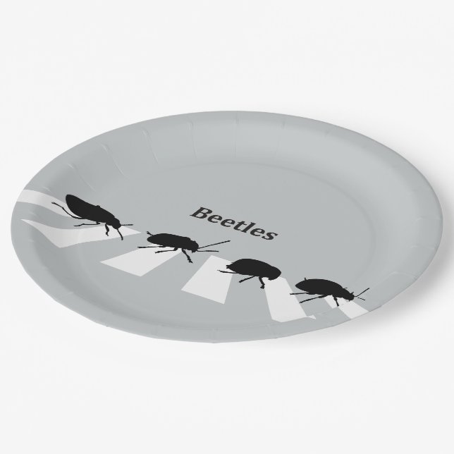 Prato De Papel Quatro besouros que andam através de uma faixa de (Inclinado)