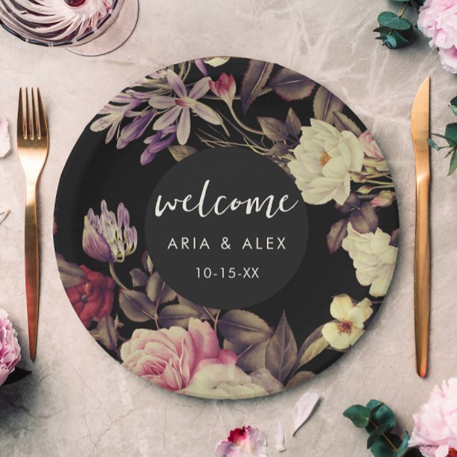 Prato De Papel Romântica Moody Floral Casamento Data Preto (Elegant moody floral wedding paper plate features lovely welcome script and pretty blooms.)