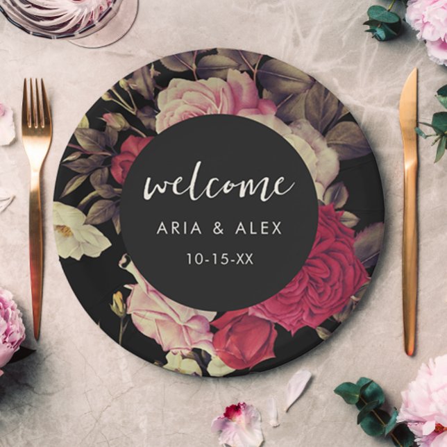 Prato De Papel Romântica Moody Floral Casamento Data Preto (Romantic moody floral wedding welcome paper plate includes pretty script and your wedding date.)