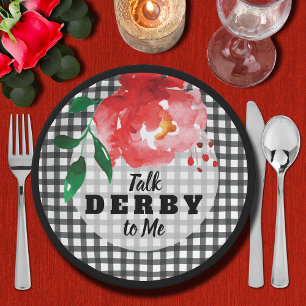 Prato De Papel Rosa sobre o Derby das Conversações Pretas e Branc