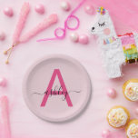 Prato De Papel Rosa Vibrante Moderno Nome Monograma Menina Script<br><div class="desc">Eleve seu evento com esses pratos de papel sofisticados e elegantes, apresentando um design de monograma ousado. A combinação de uma inicial rosa vibrante com a escrita personalizada do seu nome cria uma estética moderna, mas atemporal, que equilibra perfeitamente a elegância com o estilo. Ideais para celebrações que exigem conveniência...</div>