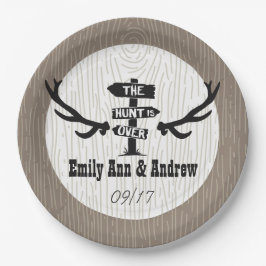 Prato De Papel Rustic Hunt está sobre Barnwood