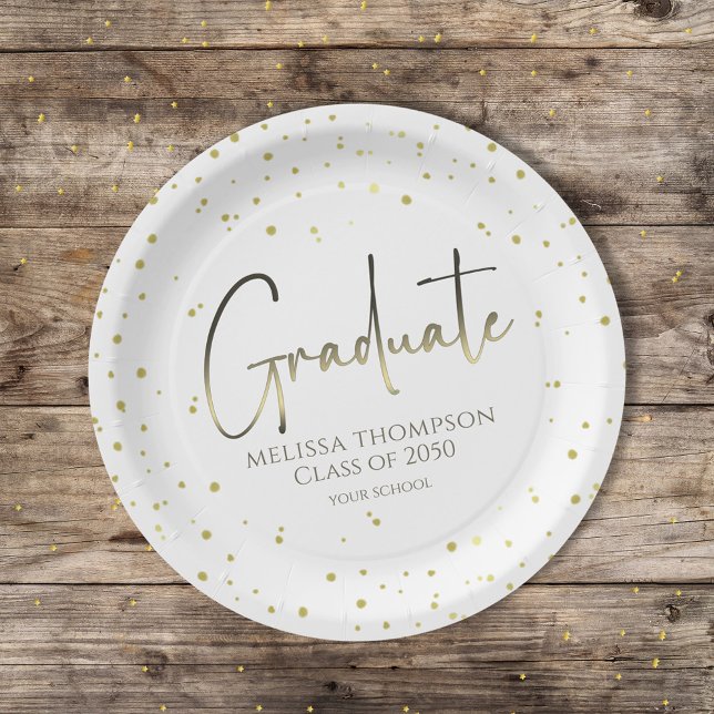 Prato De Papel Script de Caligrafia Moderna Confetti Dourado (Black and gold grad party plates with elegant script and festive confetti.)