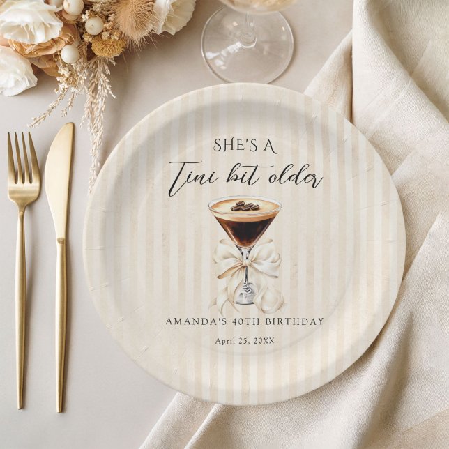 Prato De Papel She's a Tini Bit Older Espresso Martini Birthday (She's a tini bit older espresso martini paper plate)