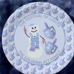 Prato De Papel Snowman Dreidels - Festa de Chanucá - Padrões Azui<br><div class="desc">Chapas de papel personalizadas do Chanucá para suas festas e reuniões familiares adicionam um toque personalizado e fazem a limpeza depois uma brisa. Fácil de personalizar, dois conjuntos de textos azuis escuros curvando acima e abaixo do design principal podem ser editados para adicionar seu nome e uma mensagem Chanukah ou...</div>