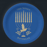 Prato De Papel Sobretudo, Dourada Dove Menorah Blue Hanukkah<br><div class="desc">Uma placa de papel de Hannukah, de ouro moderno e azul, com uma bela menorah dourada brilhante, com uma pomba voadora sobre um fundo azul escuro rico, com dizeres personalizáveis, "Chag Sameach" e "Hanukkah".</div>