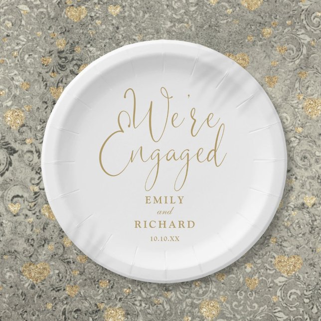 Prato De Papel Somos a Festa de noivado Envolvida Elegante Dourad (We're Engaged Engagement Party Elegant Gold Paper Plates)