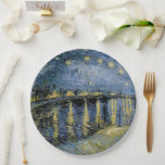 Prato De Papel Starry Night Vincent van Gogh<br><div class="desc">Algodão em Cordeville. Vincent Willem van Gogh. Paisagem noturna em tons azuis e amarelos escuros. Há uma ponte sobre o rio. No primeiro plano, um homem e uma mulher caminham pelo cais. As estrelas estão brilhando no céu. Reprodução de famosas imagens de arte no dominio público.</div>