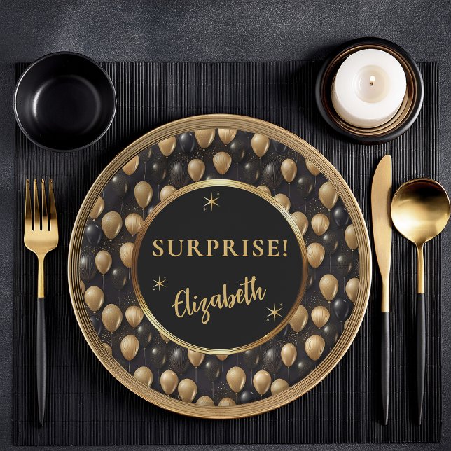 Prato De Papel Surpresa de Aniversário com Balões Dourados Negros (Elegant Black and Gold Faux Glitter Balloons Pattern A025 "Surprise!" [Name] Paper Plates)