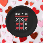 Prato De Papel Tic Tac Toe Love Wins Birthday Valentine's Day<br><div class="desc">Tic Tac Toe Love Wins. A noughts and crosses heart design for February 14th, birthday, anniversary or any other date. Love matters every day not just on Valentine's Day, especially when you're a couple. Get this awesome thinking of you romance design today for your wife, husband, boyfriend or girlfriend. You...</div>