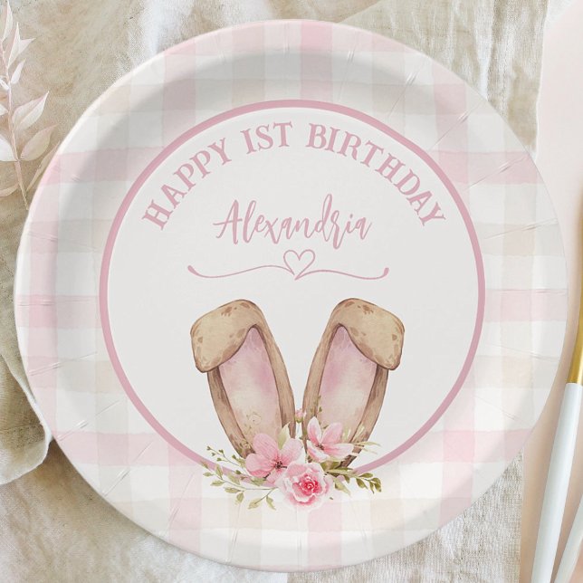 Prato De Papel Um Coelhinho Está Transformando Uma Menina Rosa (Cute Bunny Florals 1st Girl Birthday Party Paper Plates. Easy to personalize Birthday girl's name.)