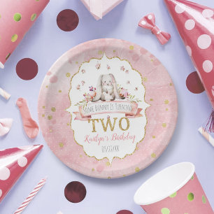 Prato De Papel Um coelho está virando dois segundos aniversário