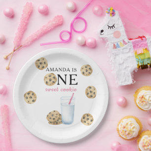 Prato De Papel Um Doce Biscoitos E Menina De Leite Primeiro Anive
