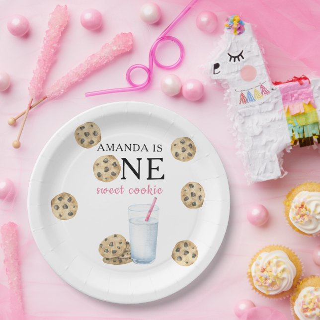 Prato De Papel Um Doce Biscoitos E Menina De Leite Primeiro Anive (Festa)