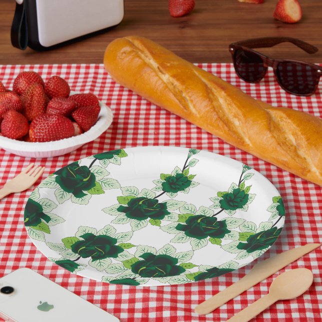 Prato De Papel Um filhote de recuperação de ouros fica em um camp (Piquenique)