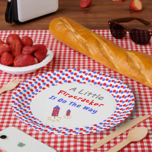 Prato De Papel Um Pequeno Firecracker Está A Caminho