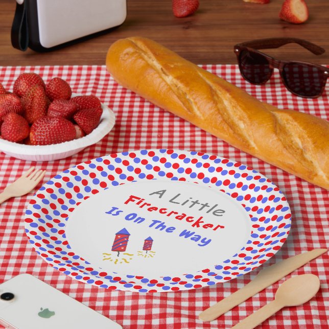 Prato De Papel Um Pequeno Firecracker Está A Caminho (Piquenique)