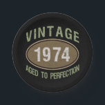 Prato De Papel Vintage 1974 50th Birthday<br><div class="desc">Uma ideia única de presente de aniversário para homens e mulheres que celebram uma era de marco com um legal efeito angustiante que diz "vintage,  aged to perfeitage".</div>