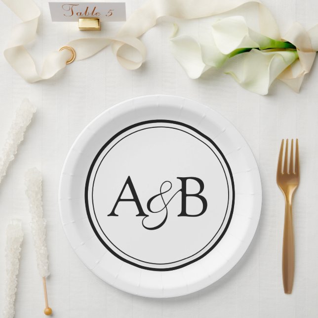 Prato De Papel White and Black Monogram and Ampersand Couple's (Casamento)
