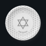 Prato De Papel White Silver Personalizável | ESTRELA DE DAVI<br><div class="desc">Uma estrela branca Elegante de placas de papel DAVID, mostrando com cinza de prata Magen David em um padrão em relevo. No centro, há uma imagem de uma estrela maior de David, que é PERSONALIZÁVEL, para que você possa carregar sua própria imagem. Por baixo, o texto diz CHAG SAMEACH. Isso...</div>