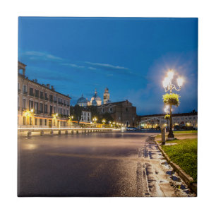 Prato della Valle à noite em Padova, Itália
