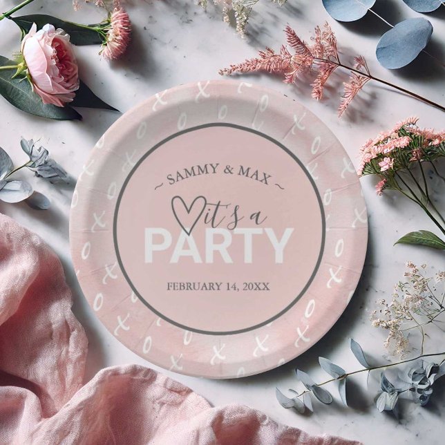 Pratos de Mesa Rosa Rubor de Garota Dia dos Namora (Valentines party decor personalized paper plates with an xo pattern in white over blush pink.)